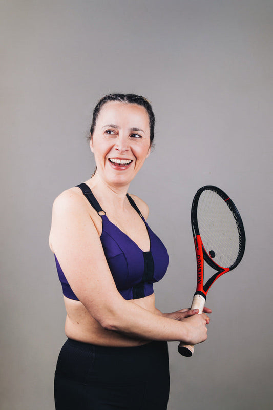 FORTE POITRINE ET TENNIS : QUELLE BRASSIÈRE DE SPORT POUR UN MAINTIEN OPTIMAL SUR LE COURT ?