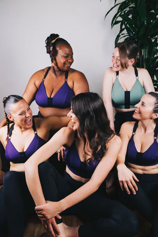 QUELLES COULEURS ADOPTER CET ÉTÉ EN BRASSIÈRE DE SPORT ? LE VERT ET LE VIOLET S’IMPOSENT, ON VOUS EXPLIQUE POURQUOI.